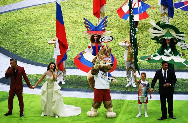 Певец Робби Уильямс и оперная певица Аида Гарифуллина выступают на церемонии открытия чемпионата мира по футболу 2018 на стадионе Лужники - Sputnik Mundo