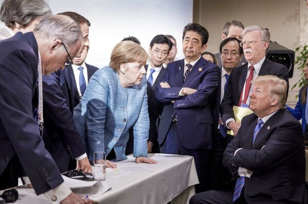 Канцлер Германии Ангела Меркель беседует с президентом США Дональдом Трампом во время саммита G-7 в Канаде - Sputnik Mundo