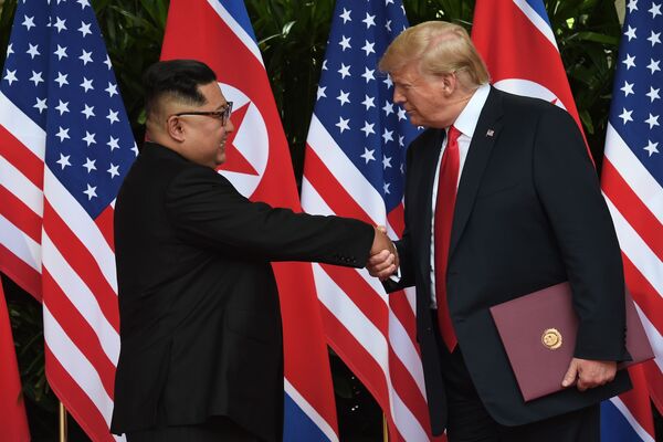 Лидер Северной Кореи Ким Чен Ын и президент США Дональд Трамп на подписании итогового документа саммита США - Северная Корея - Sputnik Mundo