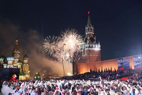 Салют по случаю празднования Дня России на Красной площади - Sputnik Mundo