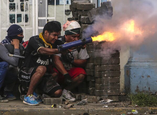 Антиправительственные демонстранты во время столкновений с полицией на баррикадах в городе Масая, Никарагуа - Sputnik Mundo