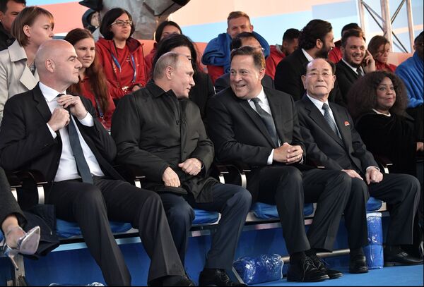 Президент РФ Владимир Путин и президент FIFA Джанни Инфантино во время гала-концерта звезд мировой оперной сцены, приуроченного к проведению чемпионата мира по футболу - 2018, на Красной площади - Sputnik Mundo