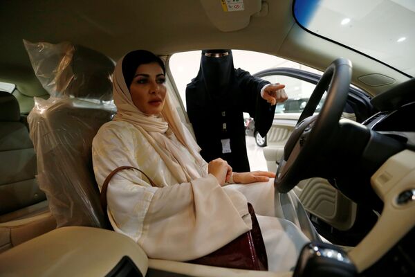 Женщина-хирург Fatima al-Nasseralah выбирает свой будущий автомобиль в одном из автосалона Эр-Рияда, Саудовская Аравия - Sputnik Mundo