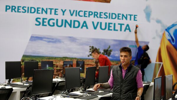Trabajadores electorales en Bogotá, en un centro de cómputos de la segunda vuelta de las elecciones presidenciales de Colombia. - Sputnik Mundo