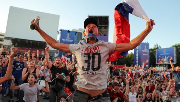Aficionados rusos celebrando un gol - Sputnik Mundo