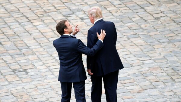 El presidente de Francia, Emmanuel Macron, junto a su homólogo estadounidense, Donald Trump (archivo) - Sputnik Mundo
