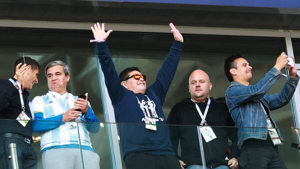 Maradona durante el partido Argentina-Islandia - Sputnik Mundo