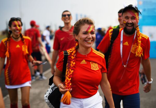 Fans of the Spanish national team before a World Cup stage match between Portugal and Spain. - Sputnik Mundo