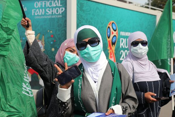 Saudi female fans of ahead of a World Cup stage match between Russia and Saudi Arabia. - Sputnik Mundo