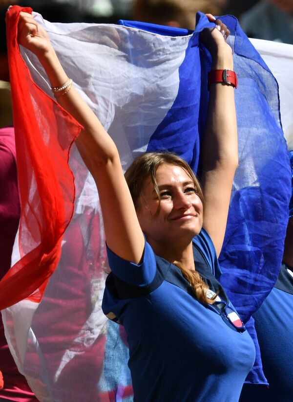 A female fan of the French national team during a group stage match at the FIFA World Cup 2018 between France and Australia. - Sputnik Mundo