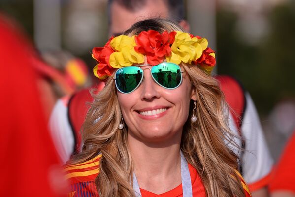 A female fan of Spain's national team smiles ahead of a group stage World Cup match between Spain and Portugal. - Sputnik Mundo