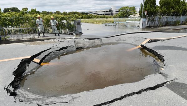 Una carretera afectada por el terremoto del 18 de junio en Japón - Sputnik Mundo