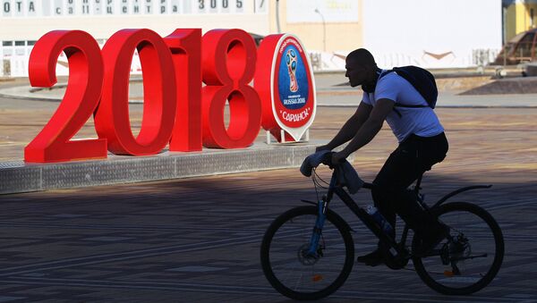Hombre en bicicleta con el logo del Mundial de fútbol Rusia 2018 (imagen referencial) - Sputnik Mundo
