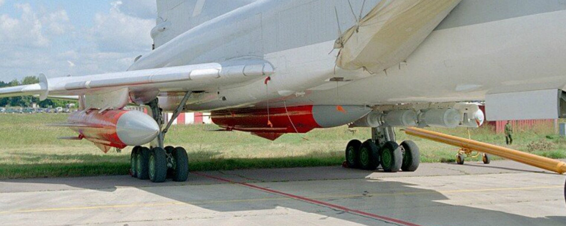 Un misil antibuque Kh-22 bajo el ala de un bombardero supersónico de ataque estratégico y marítimo de largo alcance Tupolev Tu-22M. - Sputnik Mundo, 1920, 01.01.2024