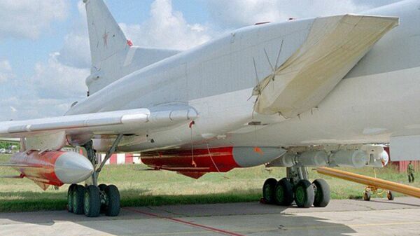Un misil antibuque Kh-22 bajo el ala de un bombardero supersónico de ataque estratégico y marítimo de largo alcance Tupolev Tu-22M. - Sputnik Mundo