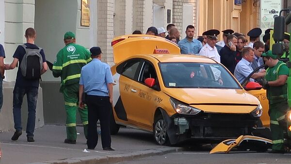 El lugar del incidente cuando un taxi atropelló a una multitud en el centro de Moscú - Sputnik Mundo