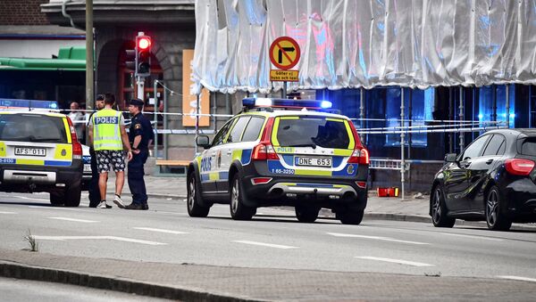 La policía junto a un cordón después del tiroteo en Malmö - Sputnik Mundo