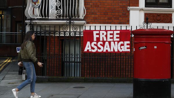 un cartel con el lema 'Libertad para Assange' en Londres (archivo) - Sputnik Mundo