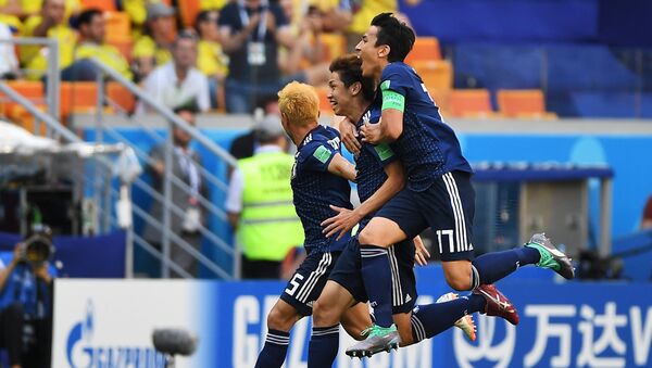 Futbolistas japoneses celebran su segundo gol sobre Colombia - Sputnik Mundo