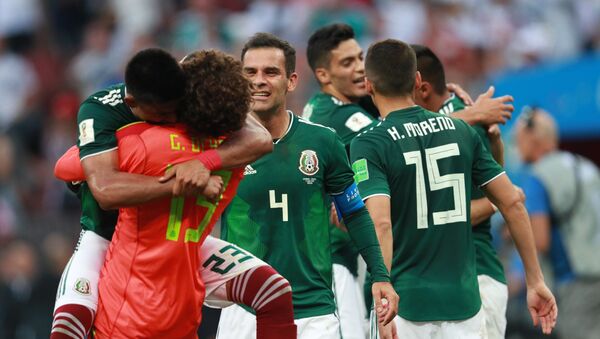 Los jugadores de la selección mexicana tras la victoria ante Alemania - Sputnik Mundo