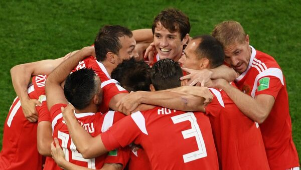 El equipo ruso celebra su gol en el partido contra Egipto - Sputnik Mundo