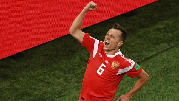 El futbolista ruso Denís Chérishev celebra su gol marcado contra Egipto - Sputnik Mundo