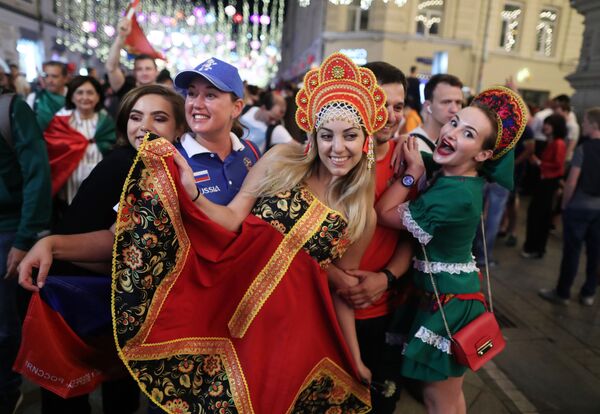 Los hinchas rusos celebran la segunda victoria de su selección en el Mundial 2018 - Sputnik Mundo