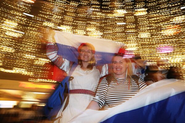 Los hinchas rusos celebran la segunda victoria de su selección en el Mundial 2018 - Sputnik Mundo