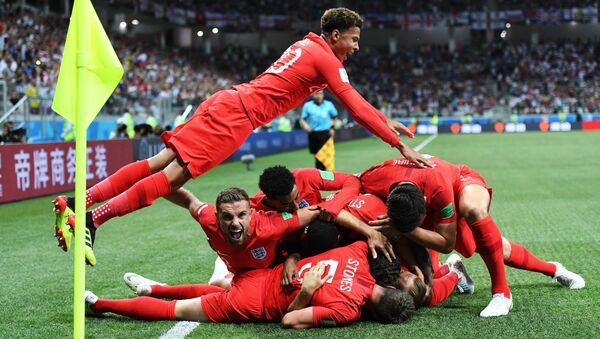 La selección inglesa celebra su victoria - Sputnik Mundo
