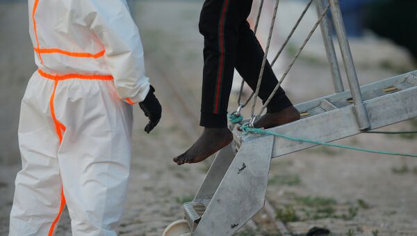 Un migrante sale del barco de rescate (imagen referencial) - Sputnik Mundo