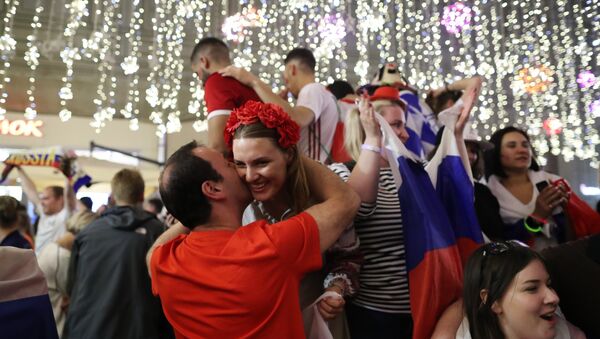 Los hinchas rusos salen a la calle a darlo todo por la victoria en el Mundial - Sputnik Mundo