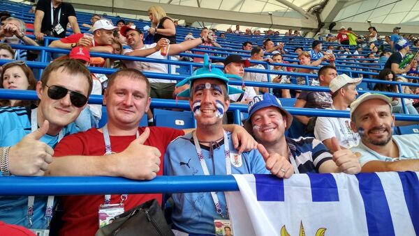 Hinchas uruguayos en el partido entre Uruguay y Arabia Saudí - Sputnik Mundo