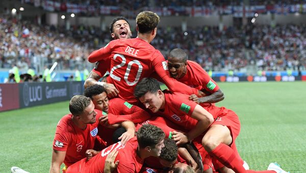 Jugadores de Inglaterra festejan un gol - Sputnik Mundo