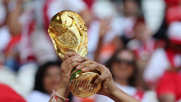 Una réplica del trofeo de la Copa del Mundo - Sputnik Mundo
