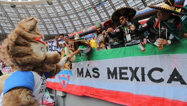 Hinchas de México con Zabivaka en el Mundial de Rusia 2018 - Sputnik Mundo