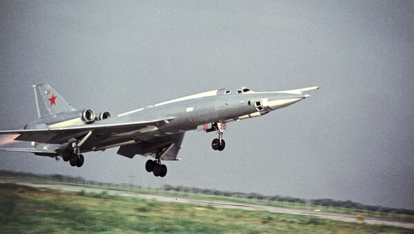 El despegue del bombardero soviético Tu-22 - Sputnik Mundo