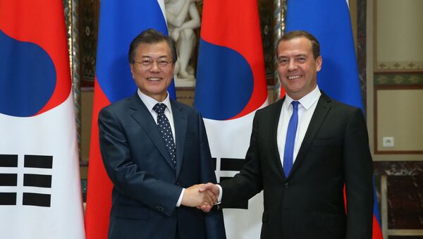 El presidente surcoreano, Moon Jae-in, y el primer ministro ruso, Dmitri Medvédev - Sputnik Mundo
