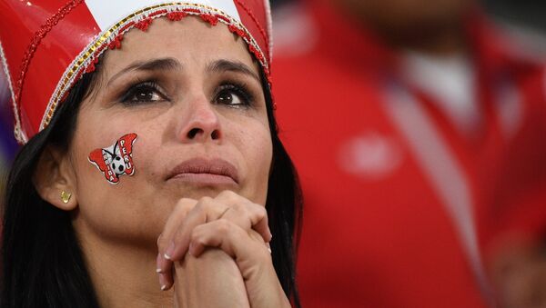 Una hincha peruana tras el partido contra Francia - Sputnik Mundo