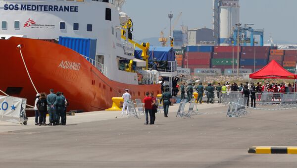 El barco de rescate Aquarius, en el puerto de Valencia (España) - Sputnik Mundo