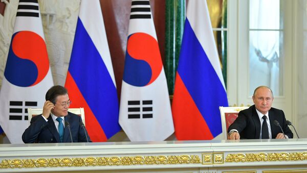El presidente surcoreano, Moon Jae-in, y el presidente de Rusia, Vladímir Putin, en Moscú - Sputnik Mundo