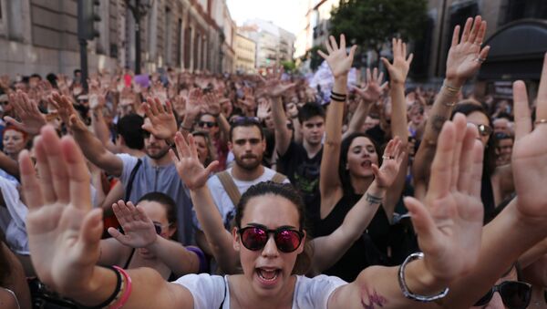 El feminismo sale a la calle en España tras la liberación de cinco violadores condenados - Sputnik Mundo