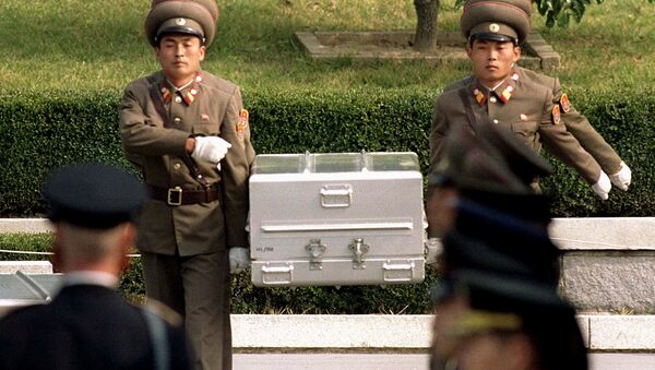 Soldados de Corea del Norte con un ataúd con restos de un militar estadounidense (archivo) - Sputnik Mundo