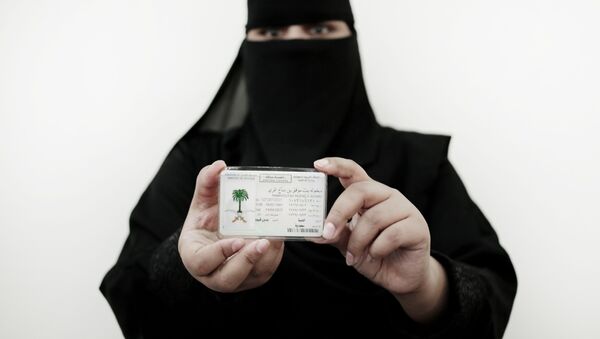 Una mujer saudí muestra su carnet de conducir  - Sputnik Mundo