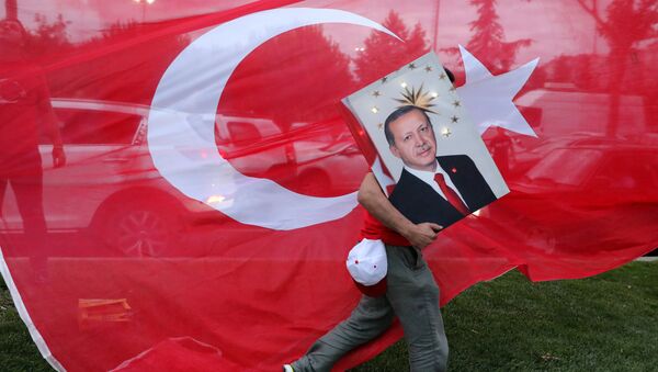 Partidario del presidente turco, Recep Tayyip Erdogan, en Estambul, Turquía - Sputnik Mundo