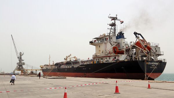 Un barco en el puerto yemení Al Hudaida - Sputnik Mundo