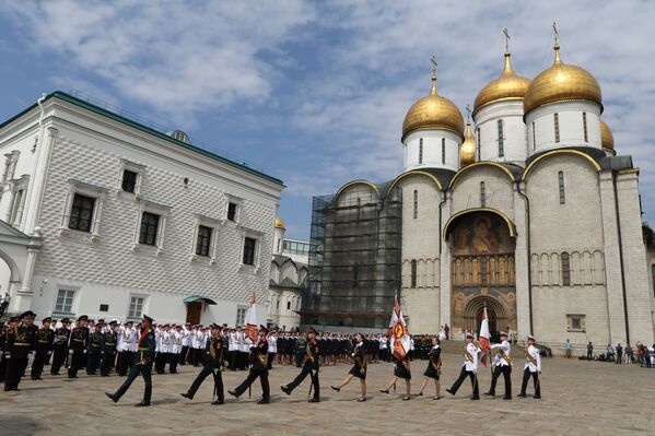 Monedas y pétalos de rosa: los futuros militares se gradúan en el Kremlin - Sputnik Mundo