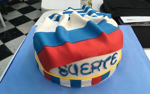Pastel obsequiado por la embajada de Rusia en Uruguay a la colectividad para festejar el partido entre ambos países - Sputnik Mundo