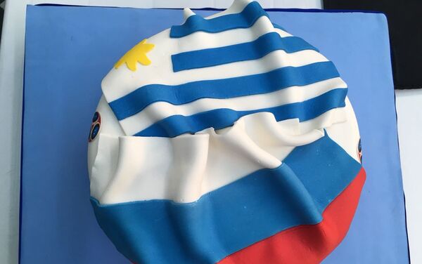 El pastel obsequiado por el embajador de Rusia en Uruguay, Nikolay Sofinskiy, para conmemorar el partido entre ambas naciones - Sputnik Mundo