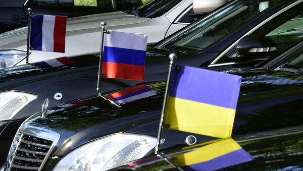 Banderas de Rusia y Ucrania - Sputnik Mundo