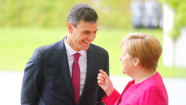 El presidente del Gobierno de España, Pedro Sánchez, y la canciller de Alemania, Ángela Merkel - Sputnik Mundo